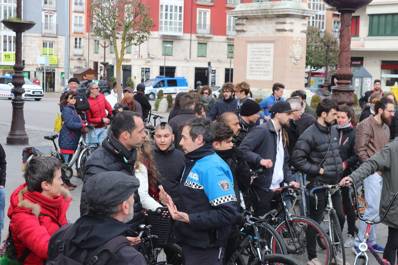 Ciclistas y usuarios de patinetes se enfrentan con la policía tras cortar la plaza del Cid.