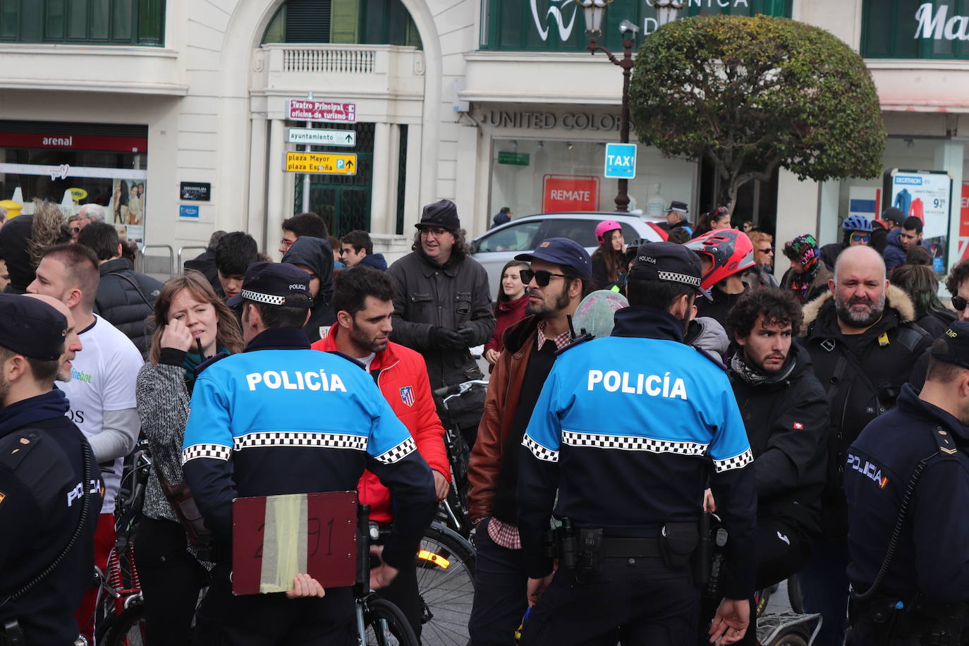 Ciclistas y usuarios de patinetes se enfrentan con la policía tras cortar la plaza del Cid.