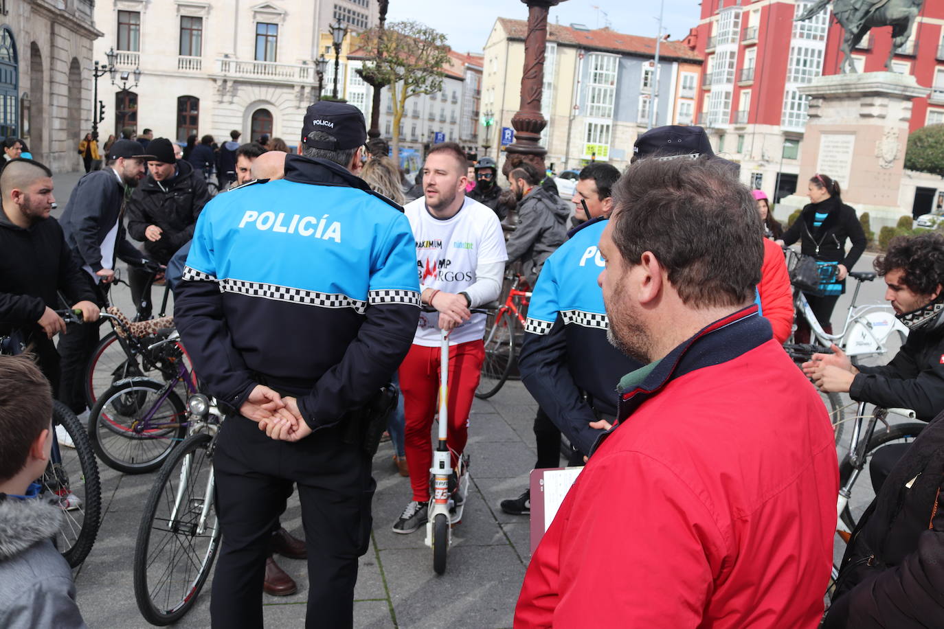 Ciclistas y usuarios de patinetes se enfrentan con la policía tras cortar la plaza del Cid.