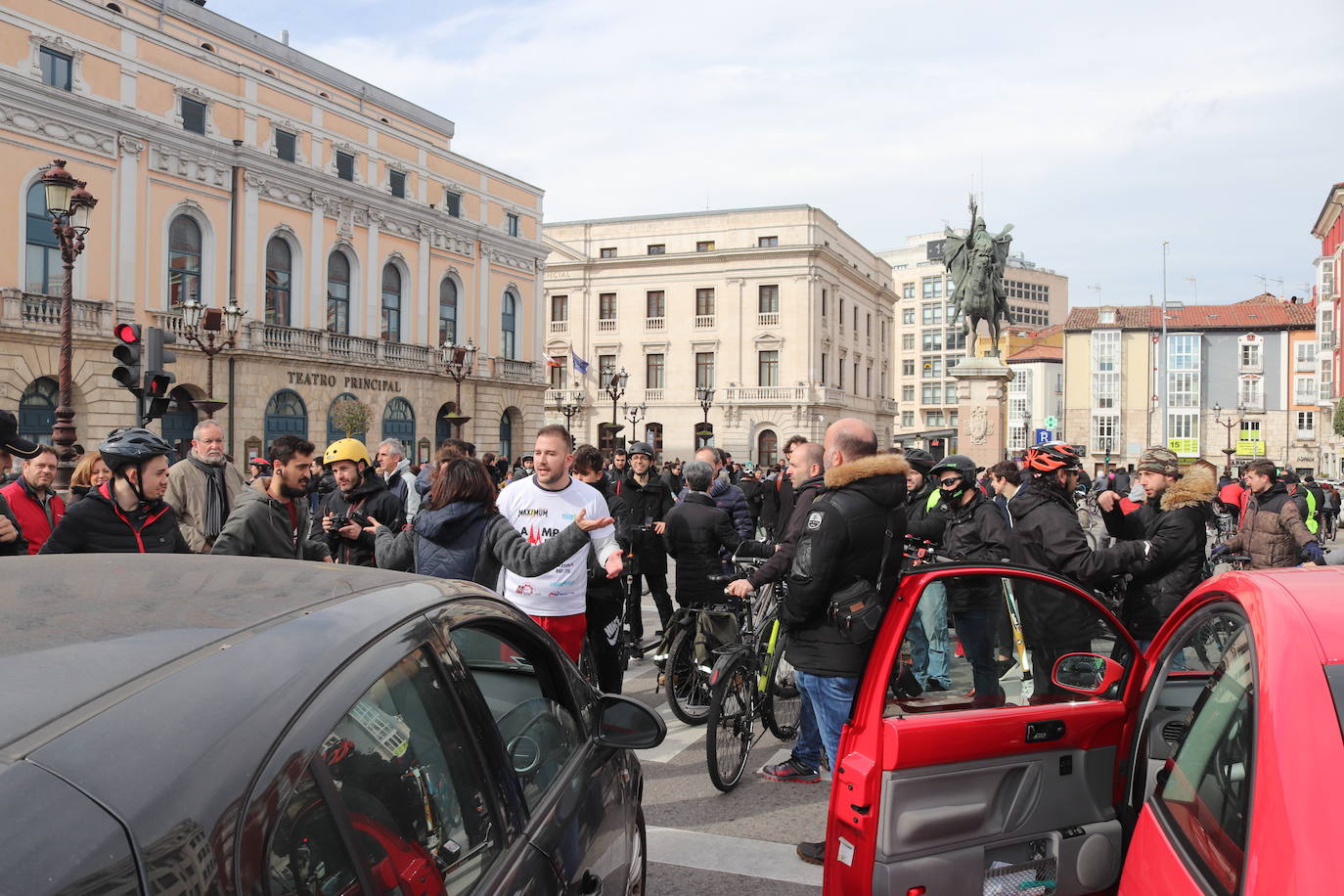 Ciclistas y usuarios de patinetes se enfrentan con la policía tras cortar la plaza del Cid.