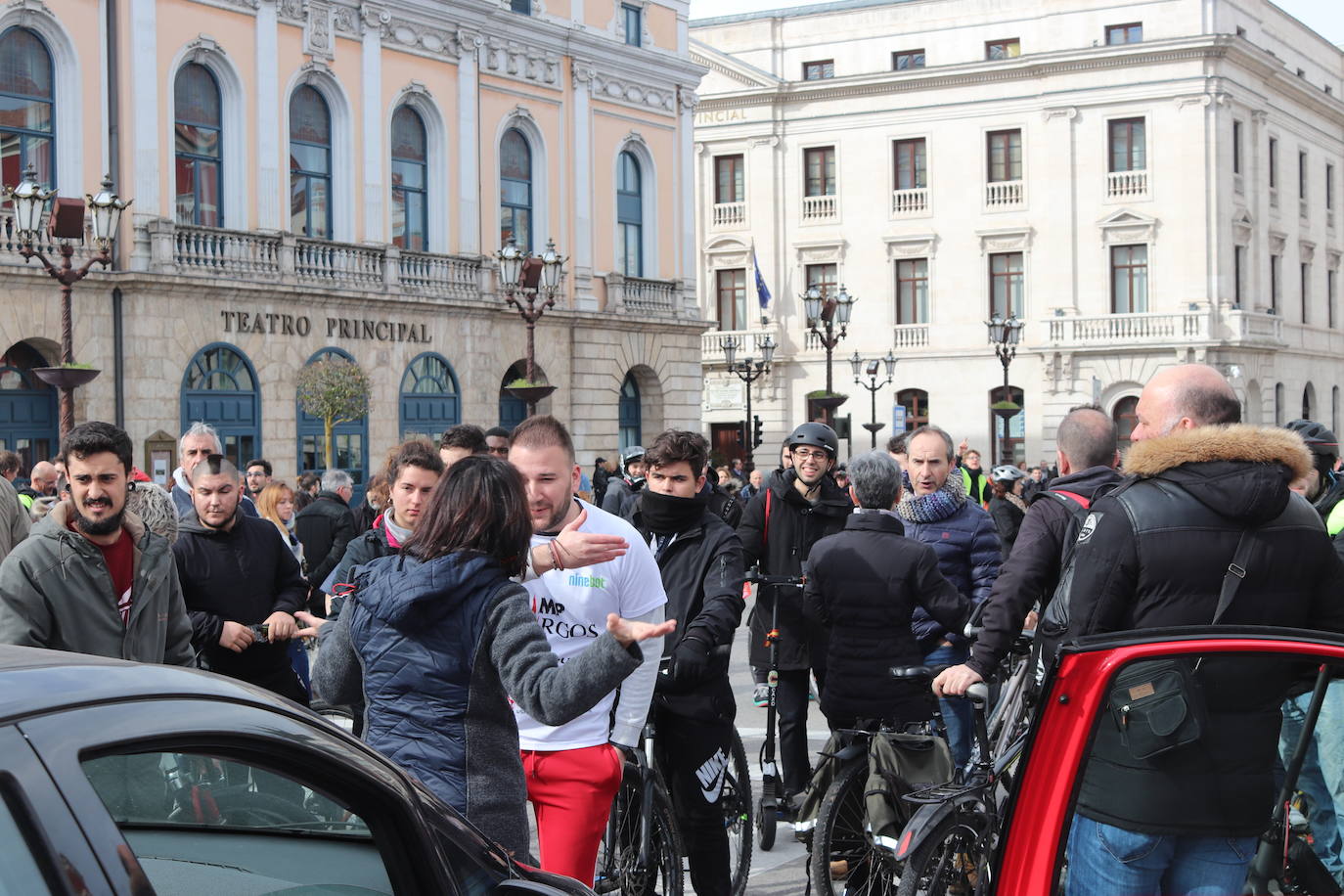 Ciclistas y usuarios de patinetes se enfrentan con la policía tras cortar la plaza del Cid.