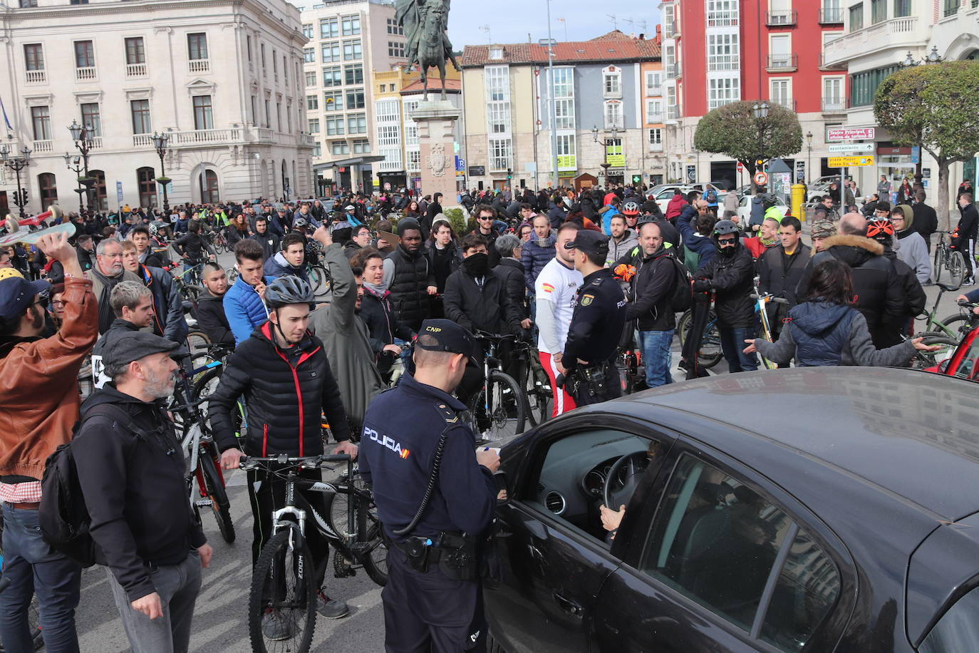 Ciclistas y usuarios de patinetes se enfrentan con la policía tras cortar la plaza del Cid.