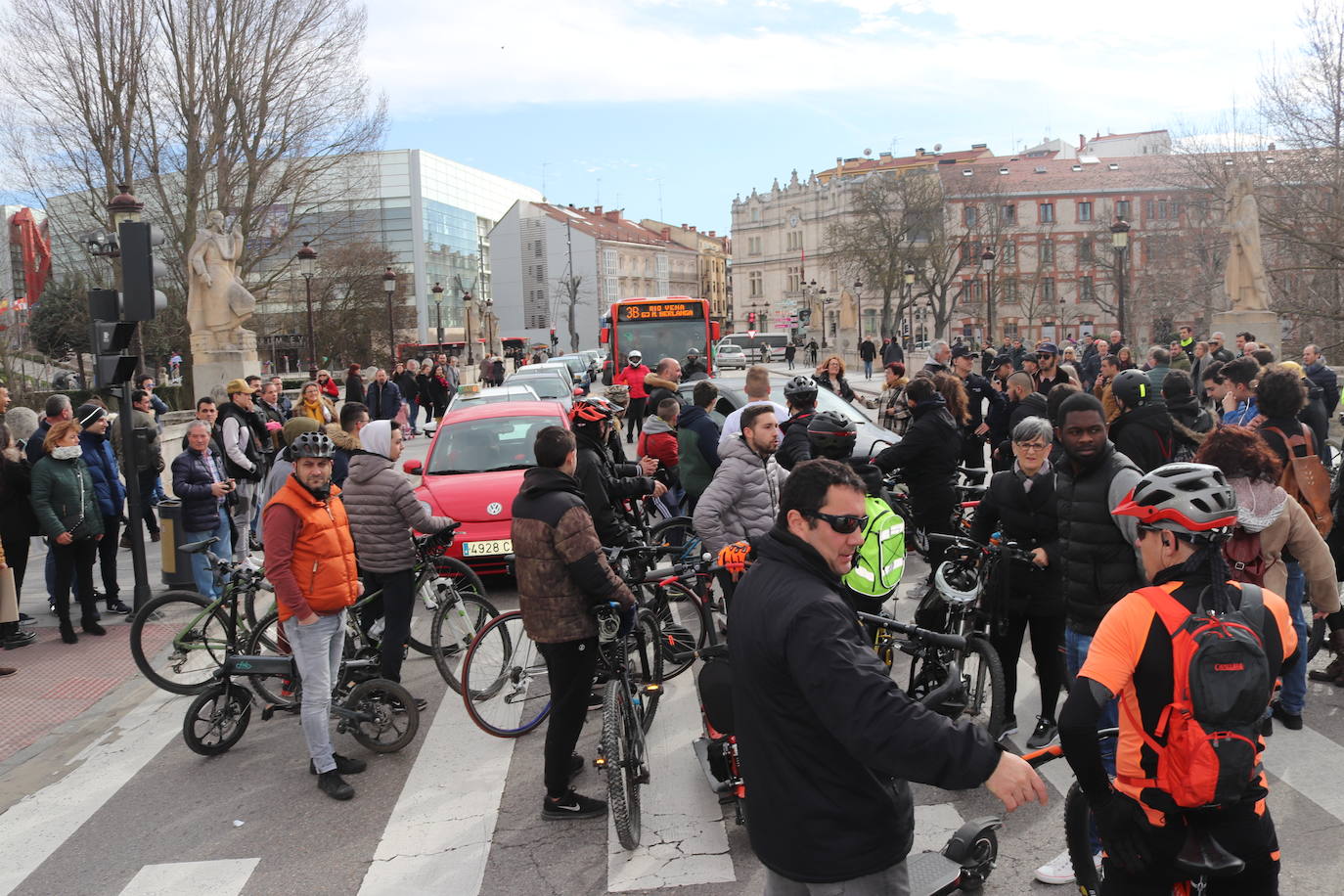 Ciclistas y usuarios de patinetes se enfrentan con la policía tras cortar la plaza del Cid.