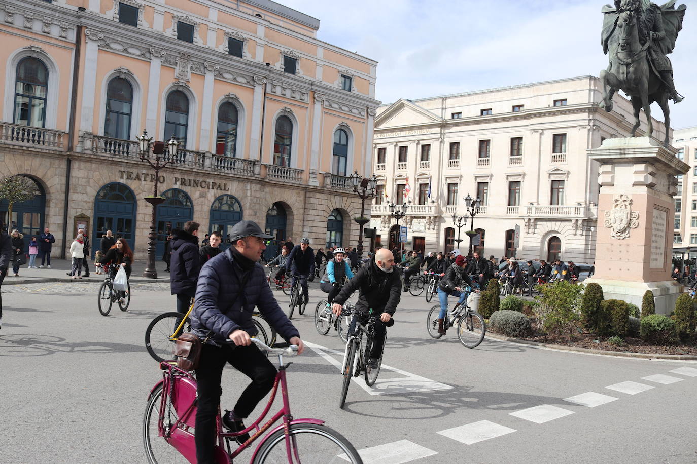 Ciclistas y usuarios de patinetes se enfrentan con la policía tras cortar la plaza del Cid.