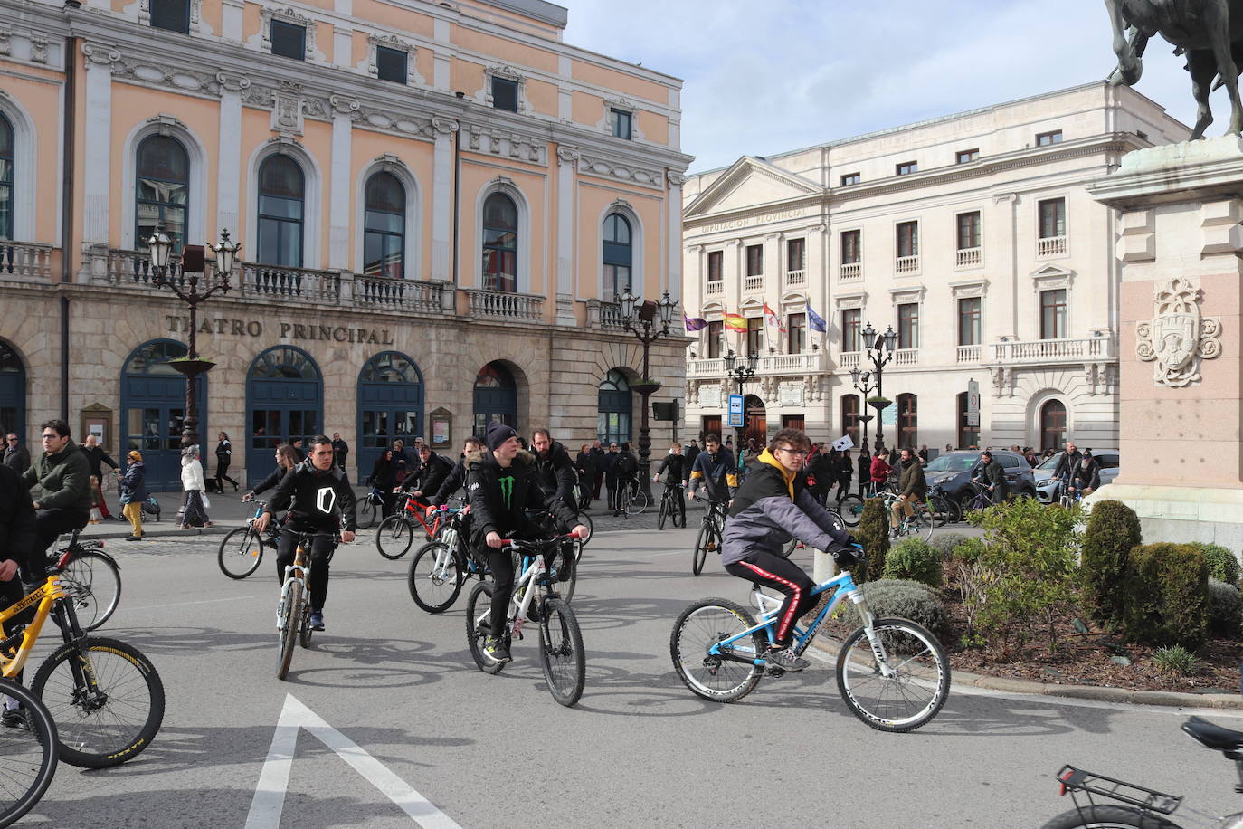 Ciclistas y usuarios de patinetes se enfrentan con la policía tras cortar la plaza del Cid.