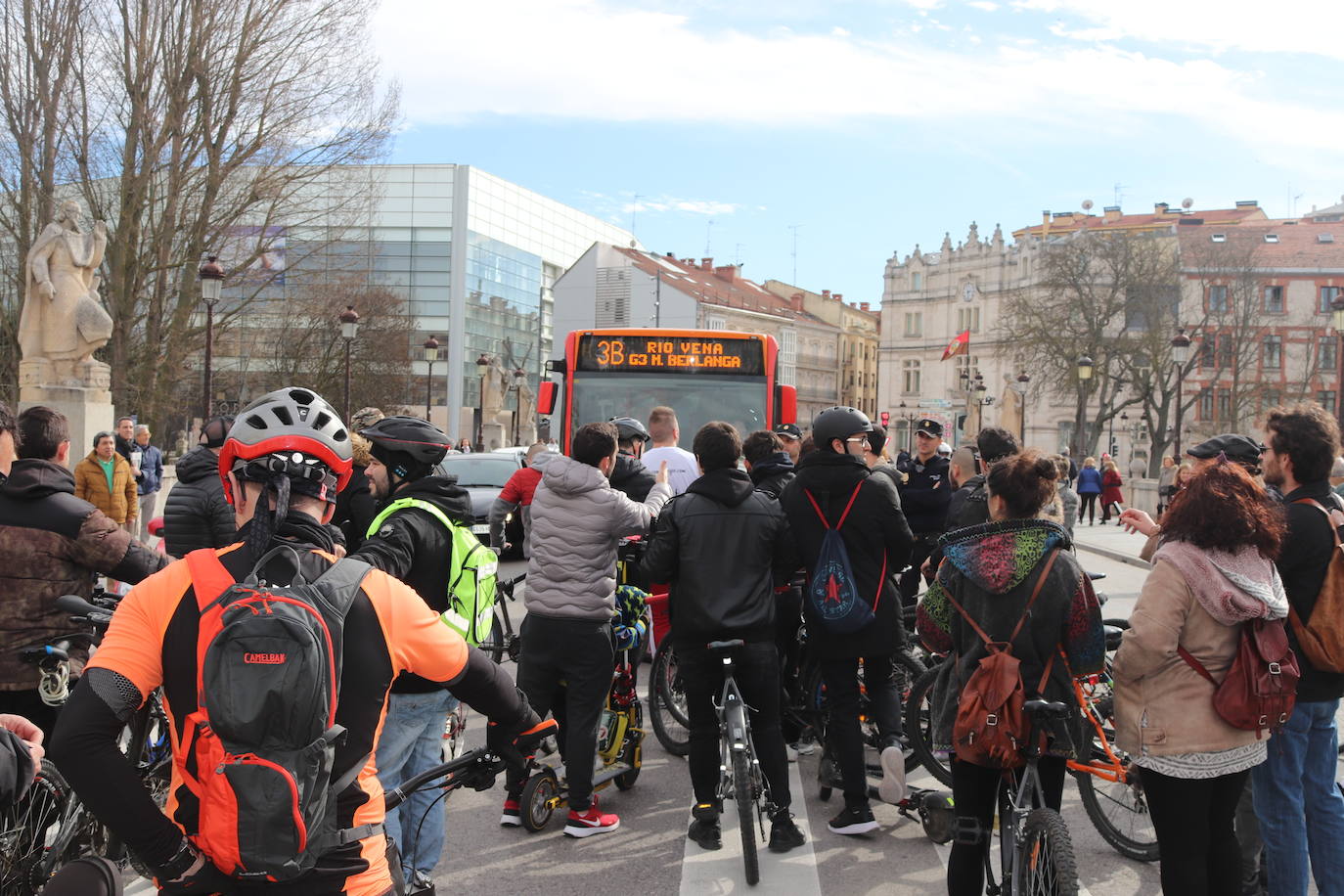 Ciclistas y usuarios de patinetes se enfrentan con la policía tras cortar la plaza del Cid.