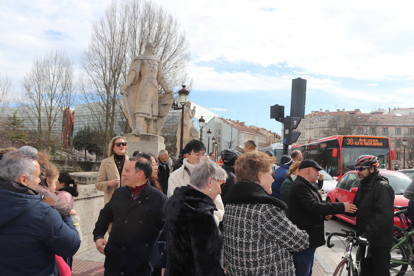 Ciclistas y usuarios de patinetes se enfrentan con la policía tras cortar la plaza del Cid.