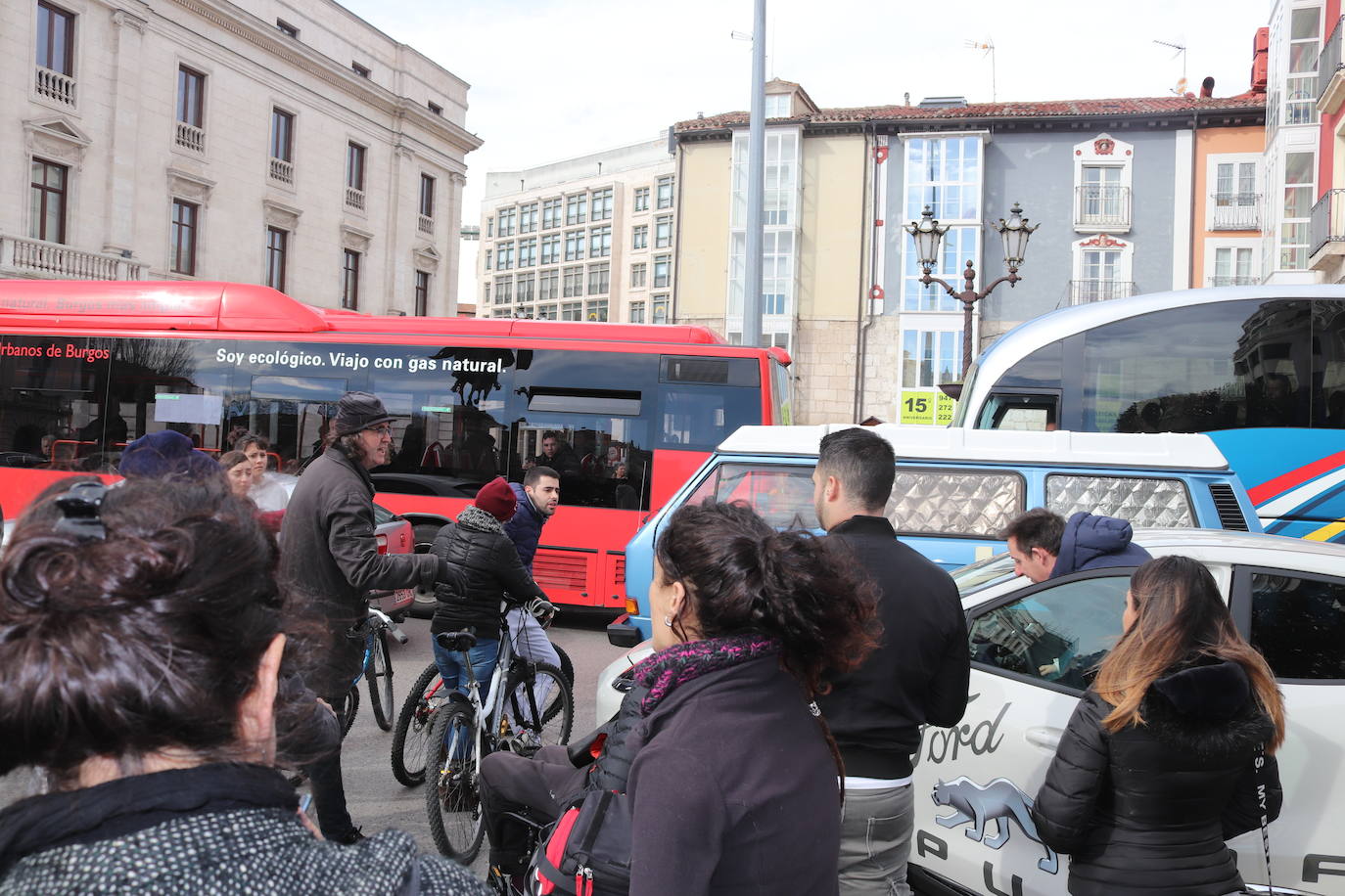 Ciclistas y usuarios de patinetes se enfrentan con la policía tras cortar la plaza del Cid.