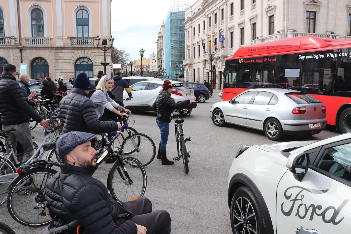 Ciclistas y usuarios de patinetes se enfrentan con la policía tras cortar la plaza del Cid.