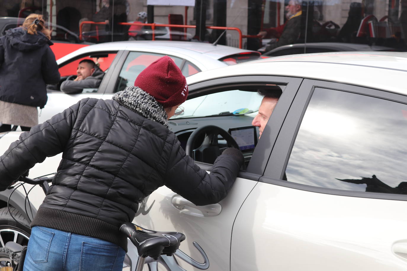 Ciclistas y usuarios de patinetes se enfrentan con la policía tras cortar la plaza del Cid.