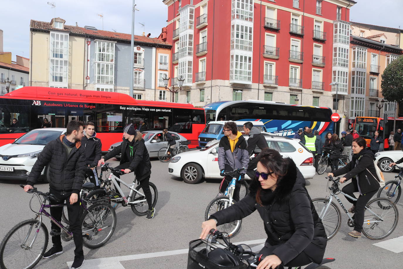 Ciclistas y usuarios de patinetes se enfrentan con la policía tras cortar la plaza del Cid.