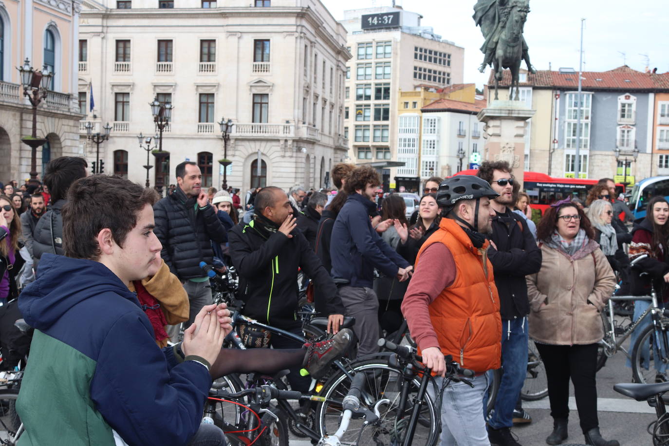 Ciclistas y usuarios de patinetes se enfrentan con la policía tras cortar la plaza del Cid.