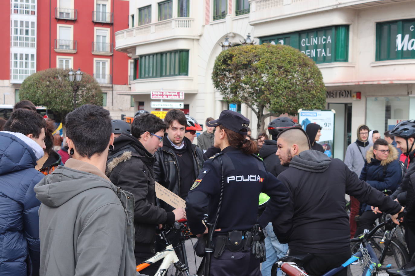 Ciclistas y usuarios de patinetes se enfrentan con la policía tras cortar la plaza del Cid.