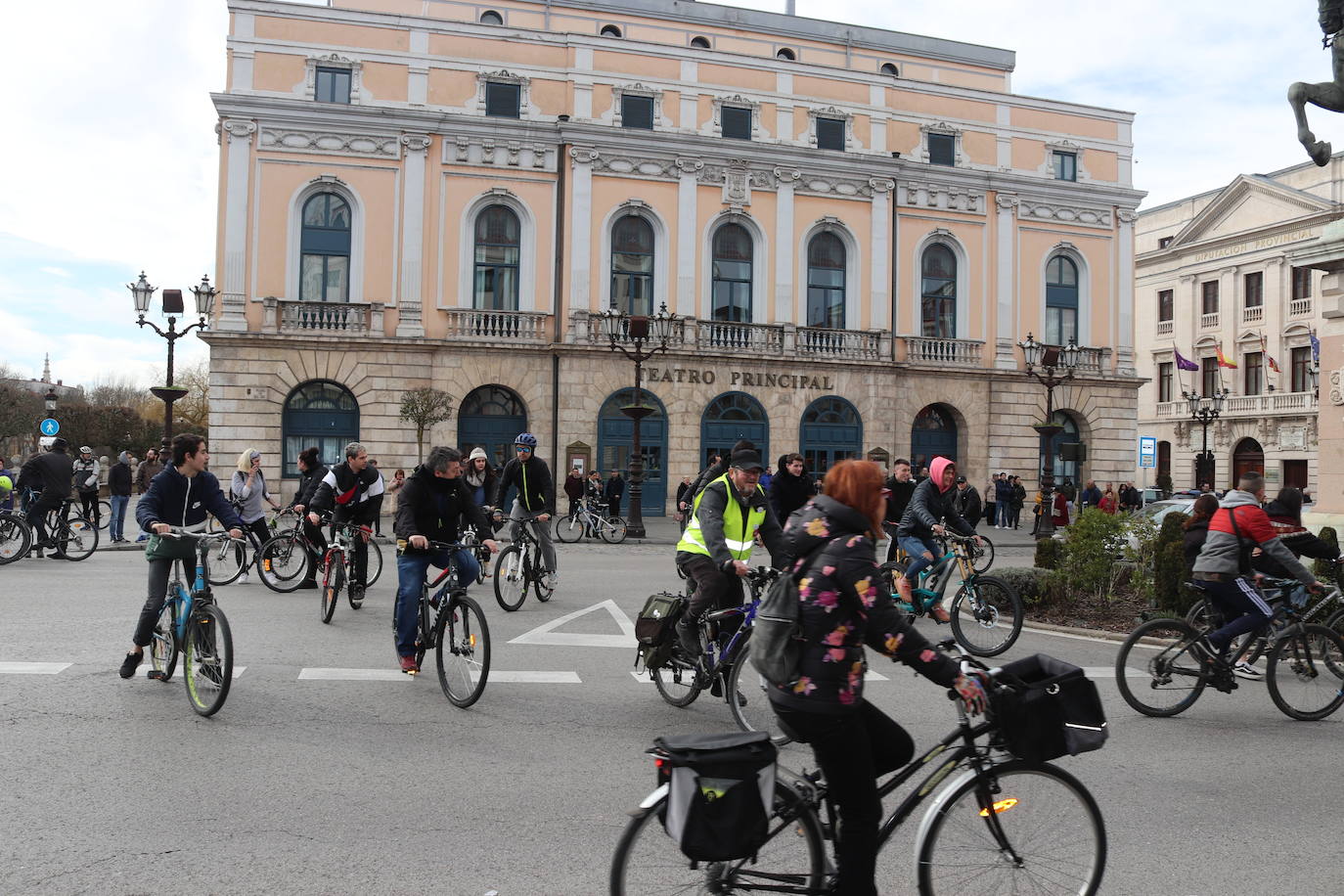 Ciclistas y usuarios de patinetes se enfrentan con la policía tras cortar la plaza del Cid.