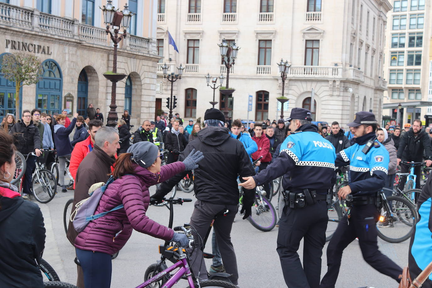 Ciclistas y usuarios de patinetes se enfrentan con la policía tras cortar la plaza del Cid.