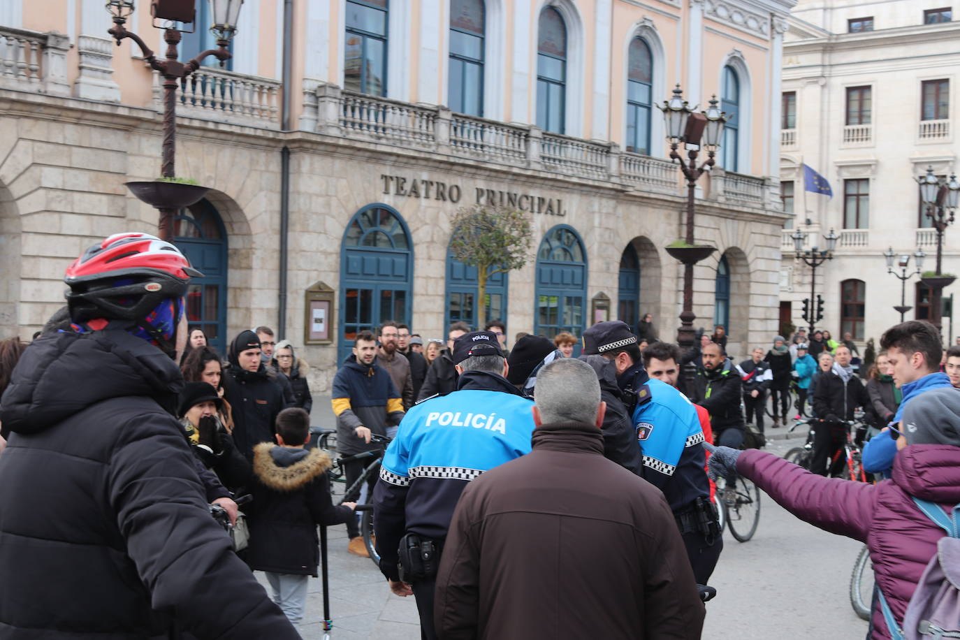 Ciclistas y usuarios de patinetes se enfrentan con la policía tras cortar la plaza del Cid.