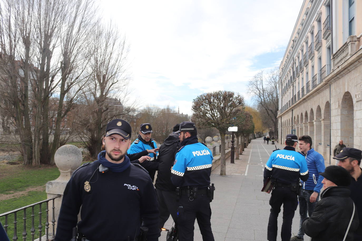 Ciclistas y usuarios de patinetes se enfrentan con la policía tras cortar la plaza del Cid.