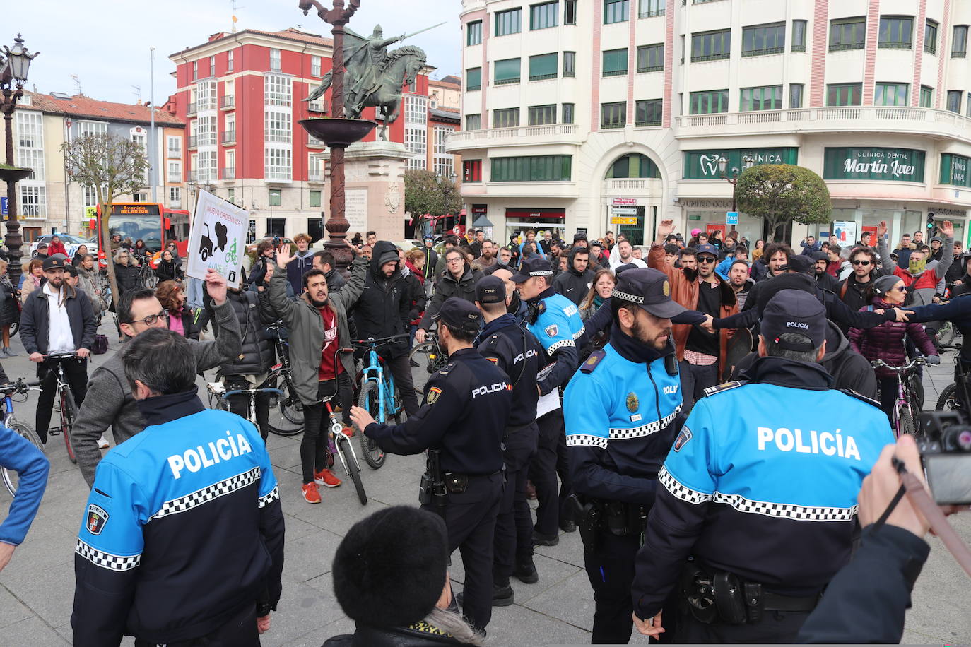 Ciclistas y usuarios de patinetes se enfrentan con la policía tras cortar la plaza del Cid.