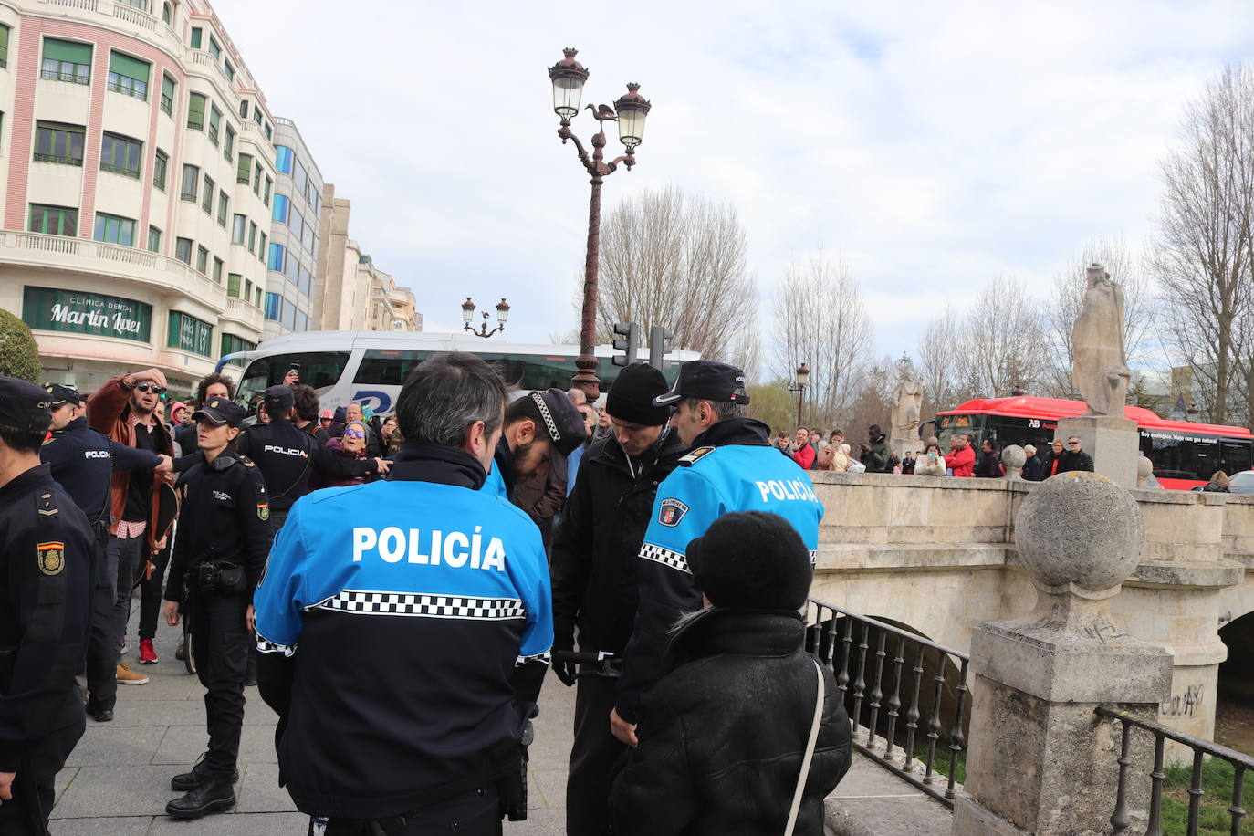 Ciclistas y usuarios de patinetes se enfrentan con la policía tras cortar la plaza del Cid.