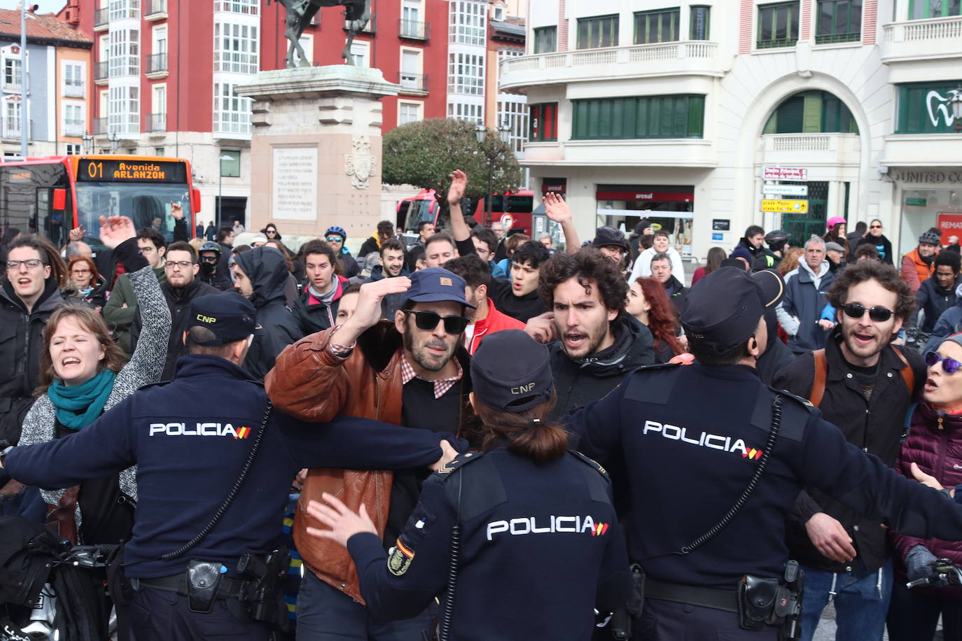 Ciclistas y usuarios de patinetes se enfrentan con la policía tras cortar la plaza del Cid.