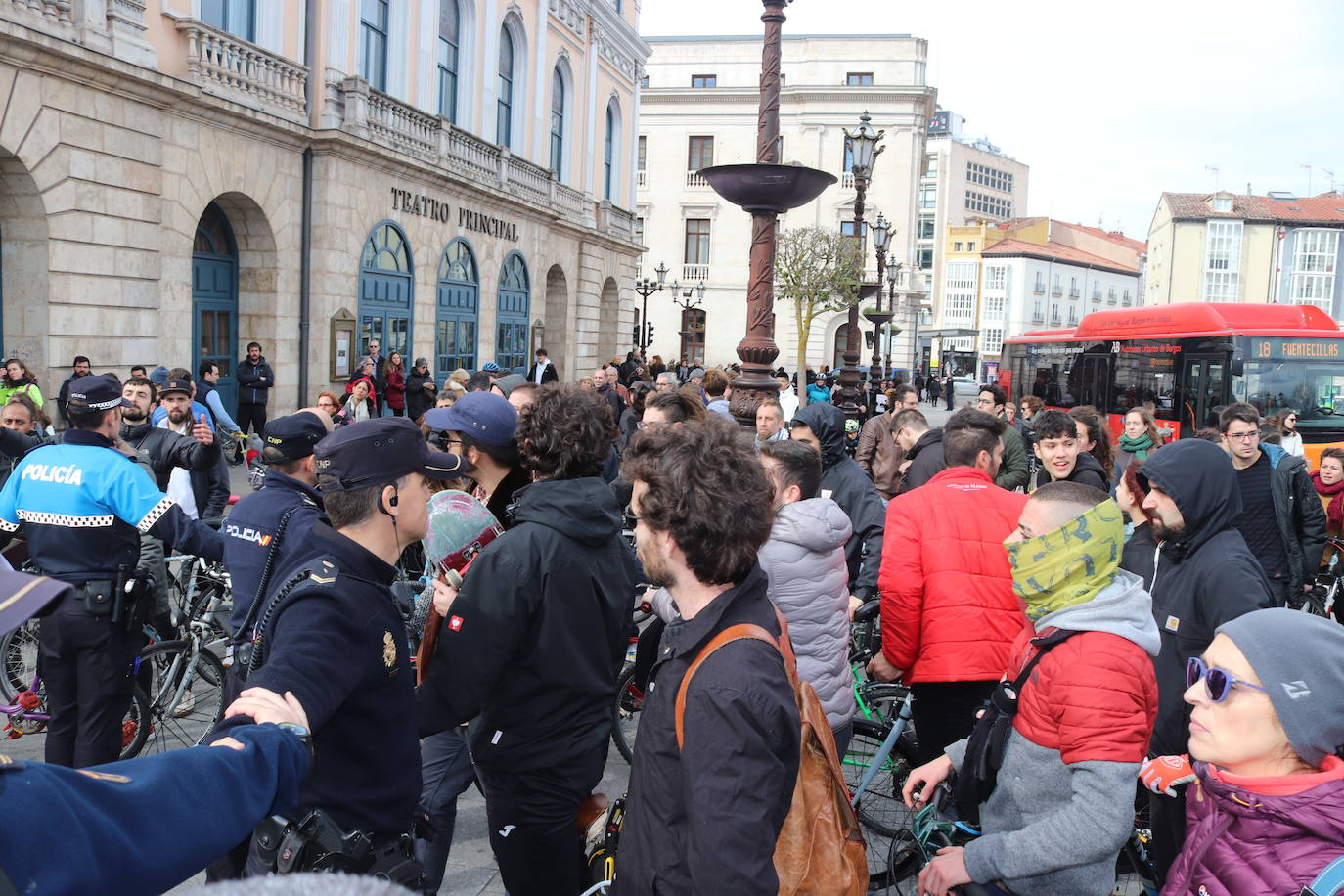 Ciclistas y usuarios de patinetes se enfrentan con la policía tras cortar la plaza del Cid.