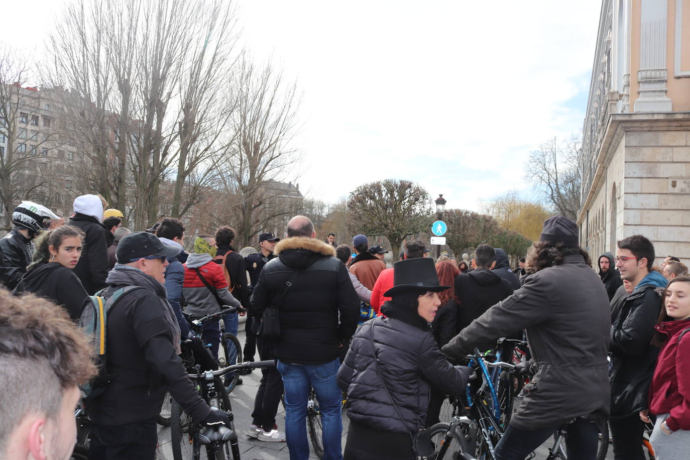 Ciclistas y usuarios de patinetes se enfrentan con la policía tras cortar la plaza del Cid.