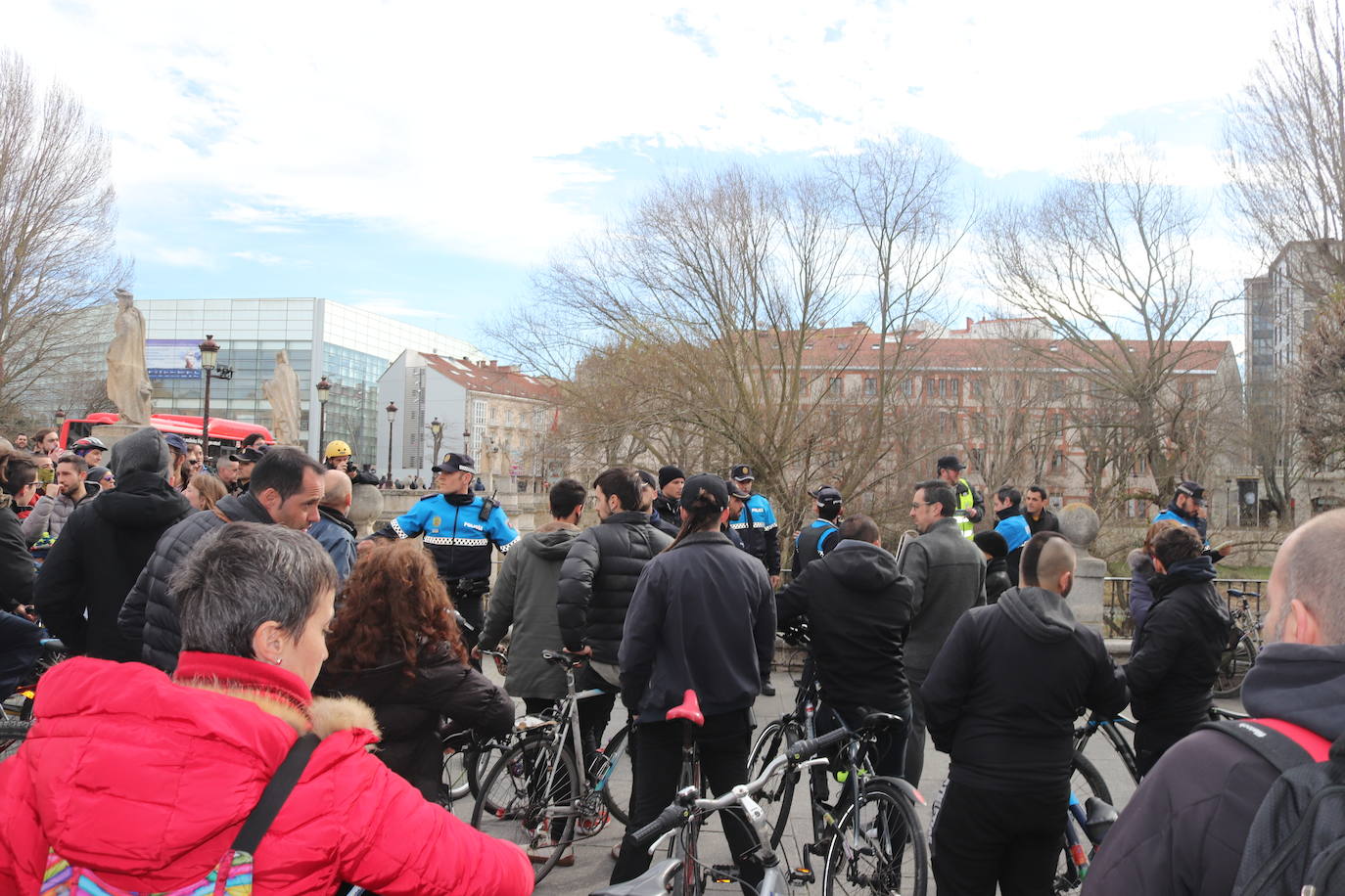 Ciclistas y usuarios de patinetes se enfrentan con la policía tras cortar la plaza del Cid.