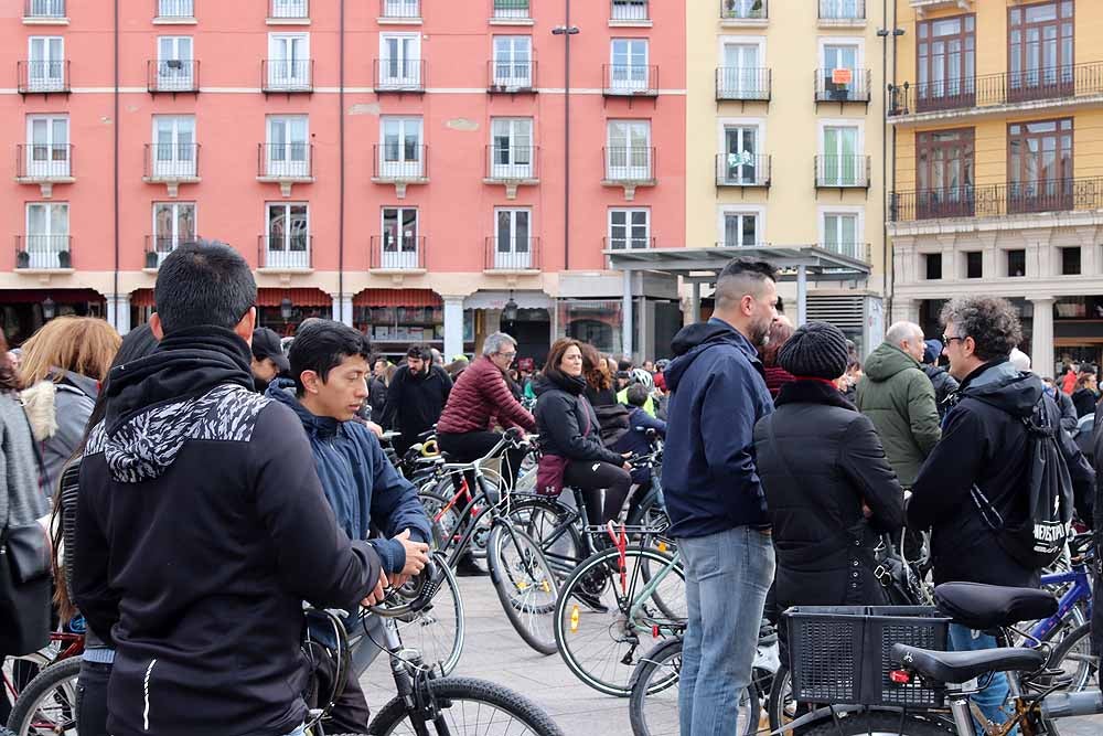 Fotos: Los ciclistas de Burgos han celebrado un funeral por la bici en la Plaza Mayor