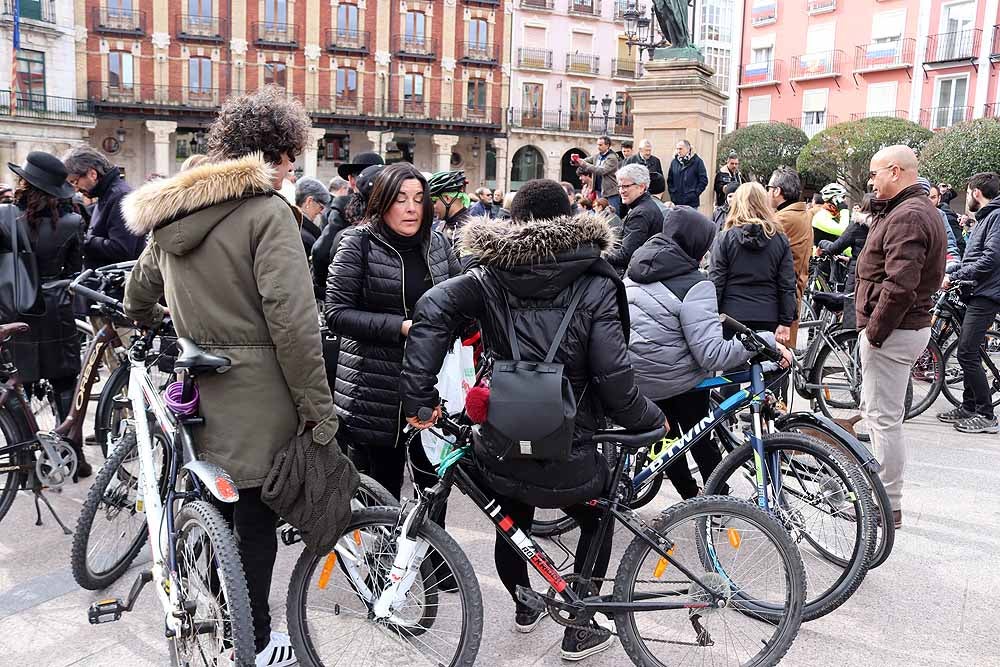 Fotos: Los ciclistas de Burgos han celebrado un funeral por la bici en la Plaza Mayor