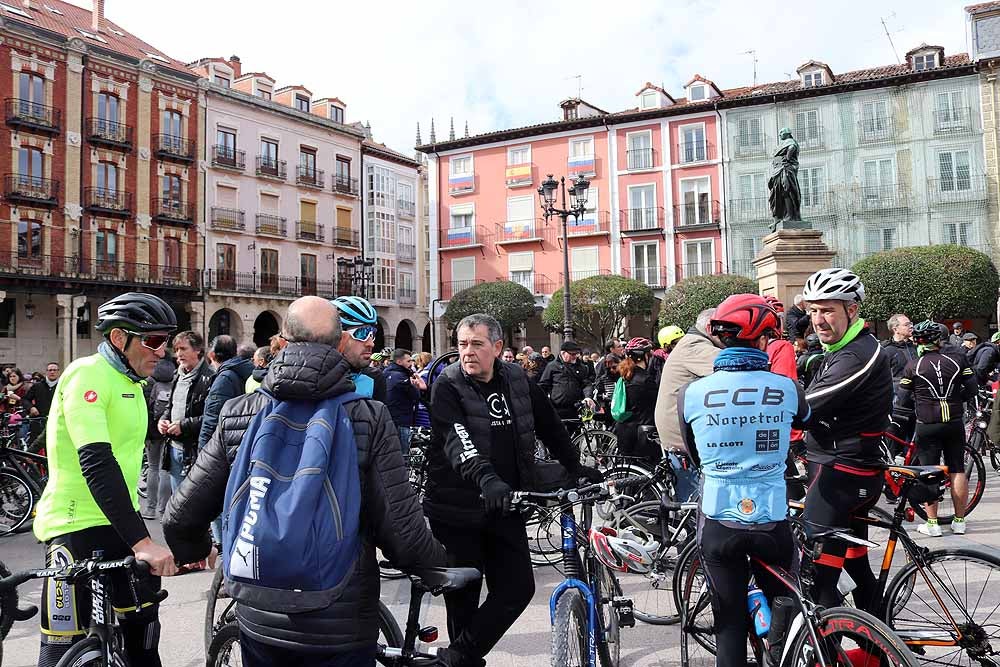 Fotos: Los ciclistas de Burgos han celebrado un funeral por la bici en la Plaza Mayor