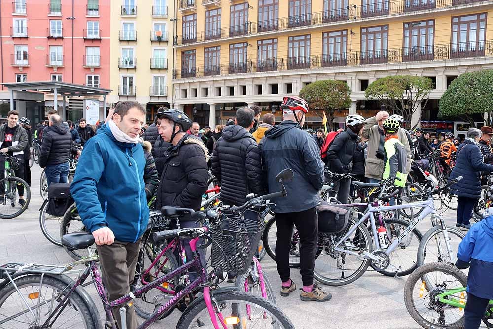 Fotos: Los ciclistas de Burgos han celebrado un funeral por la bici en la Plaza Mayor
