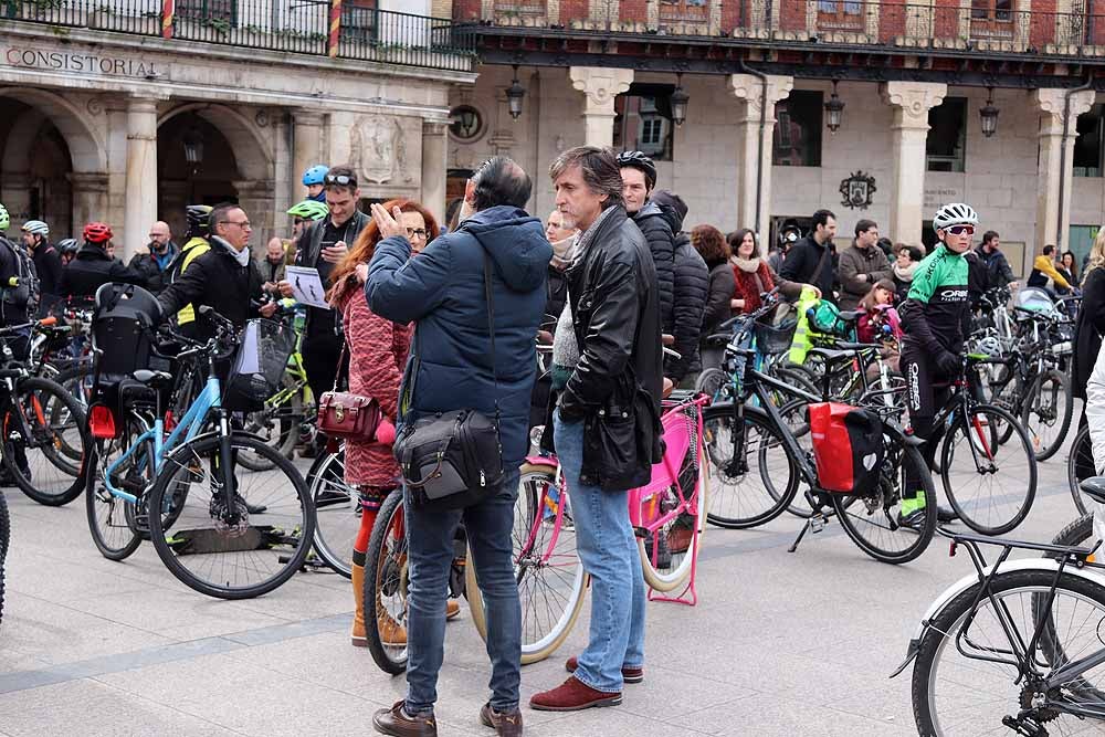 Fotos: Los ciclistas de Burgos han celebrado un funeral por la bici en la Plaza Mayor