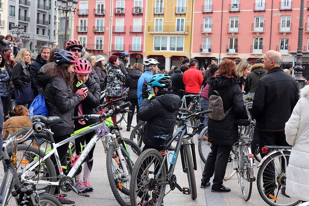 Fotos: Los ciclistas de Burgos han celebrado un funeral por la bici en la Plaza Mayor
