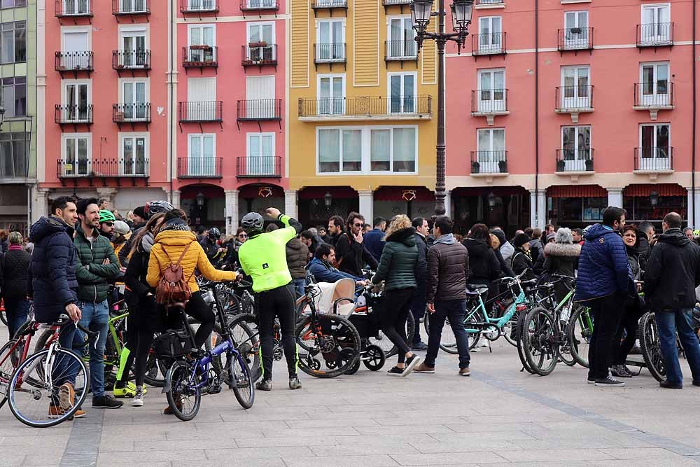 Fotos: Los ciclistas de Burgos han celebrado un funeral por la bici en la Plaza Mayor
