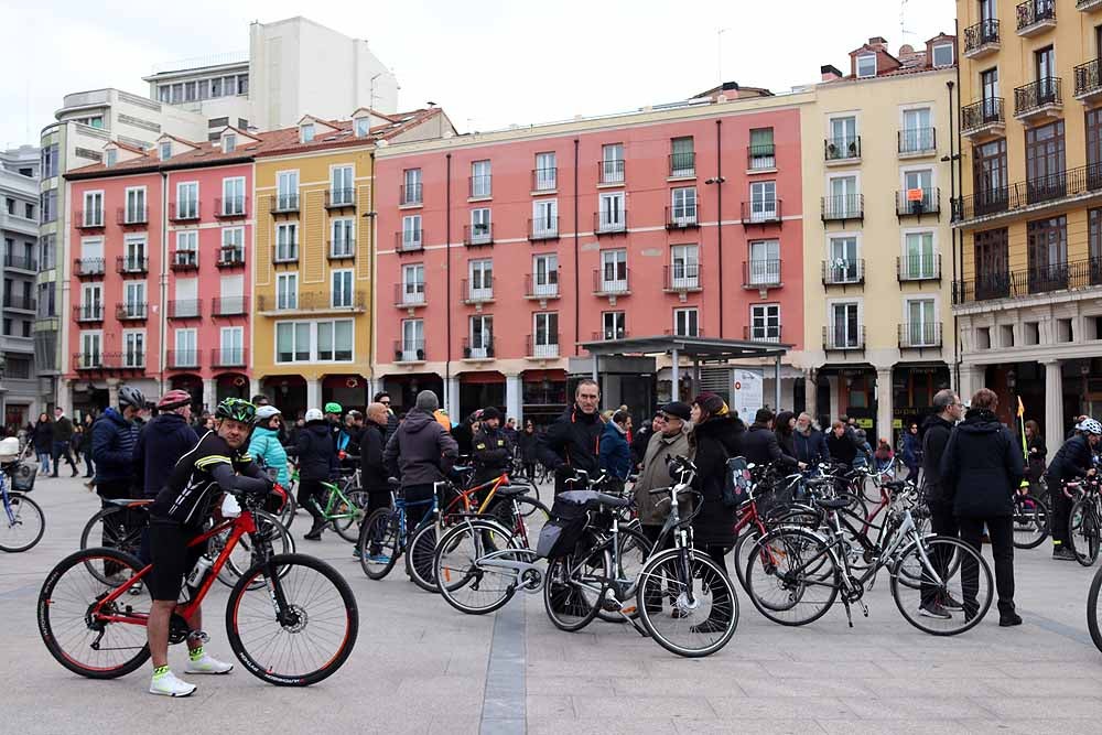 Fotos: Los ciclistas de Burgos han celebrado un funeral por la bici en la Plaza Mayor