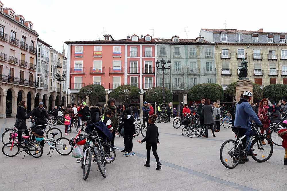 Fotos: Los ciclistas de Burgos han celebrado un funeral por la bici en la Plaza Mayor