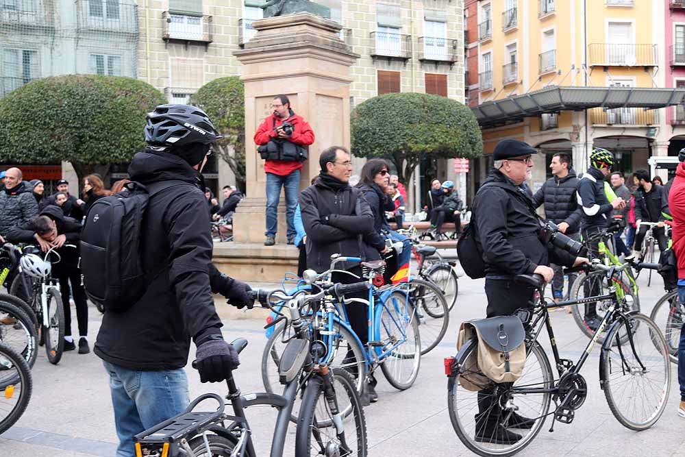 Fotos: Los ciclistas de Burgos han celebrado un funeral por la bici en la Plaza Mayor