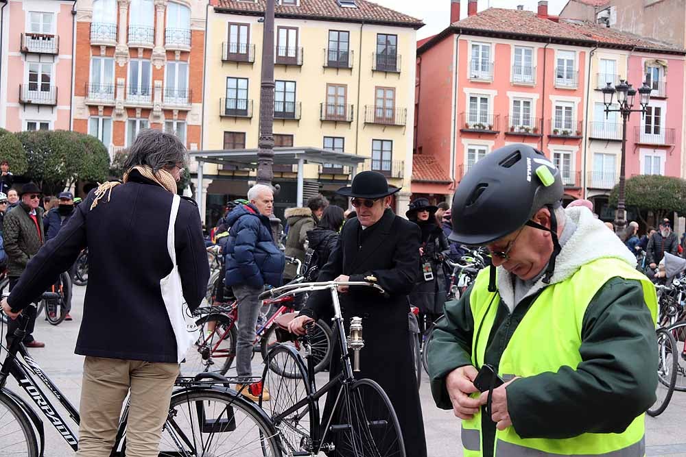 Fotos: Los ciclistas de Burgos han celebrado un funeral por la bici en la Plaza Mayor