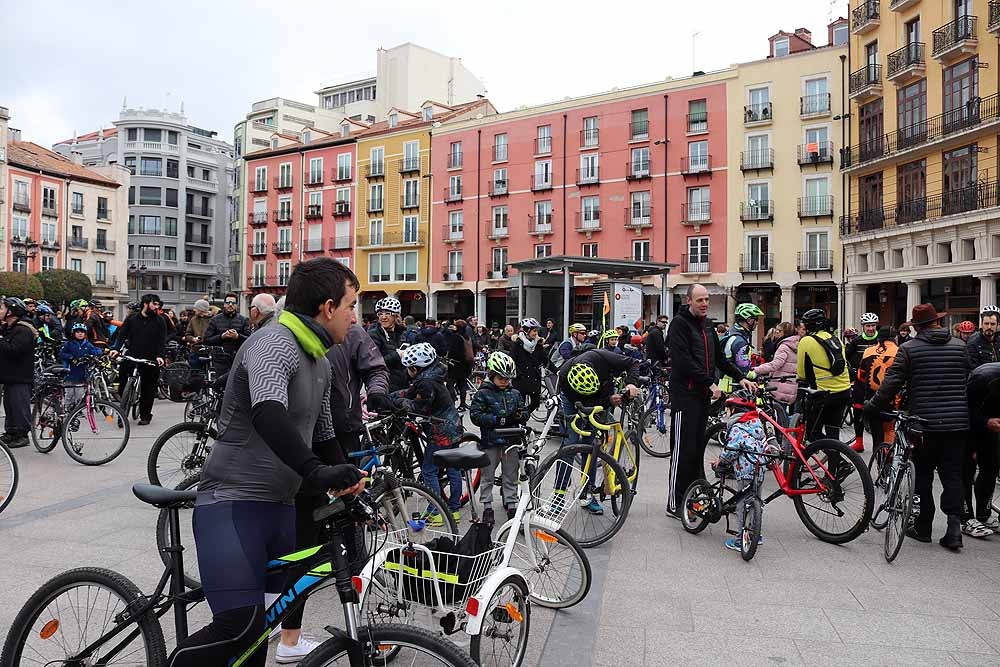Fotos: Los ciclistas de Burgos han celebrado un funeral por la bici en la Plaza Mayor