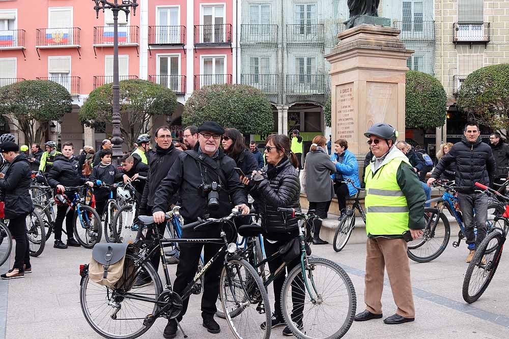 Fotos: Los ciclistas de Burgos han celebrado un funeral por la bici en la Plaza Mayor