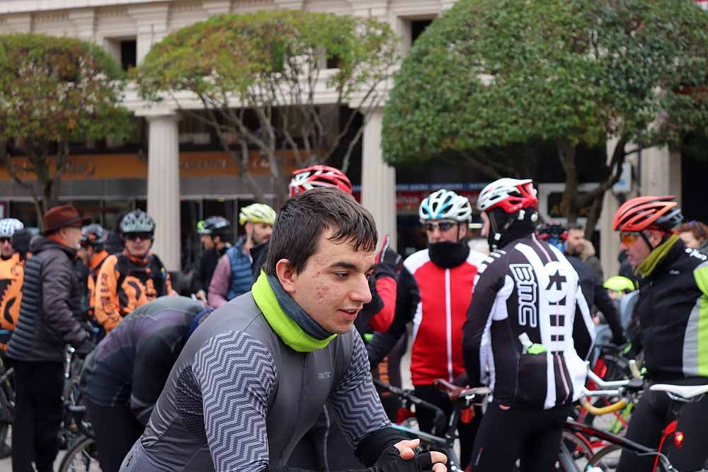 Fotos: Los ciclistas de Burgos han celebrado un funeral por la bici en la Plaza Mayor