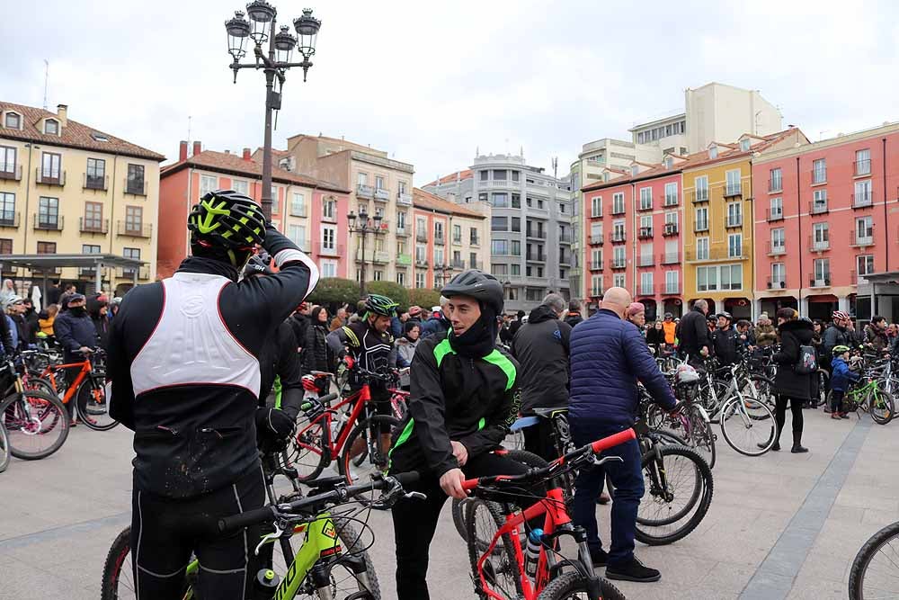 Fotos: Los ciclistas de Burgos han celebrado un funeral por la bici en la Plaza Mayor