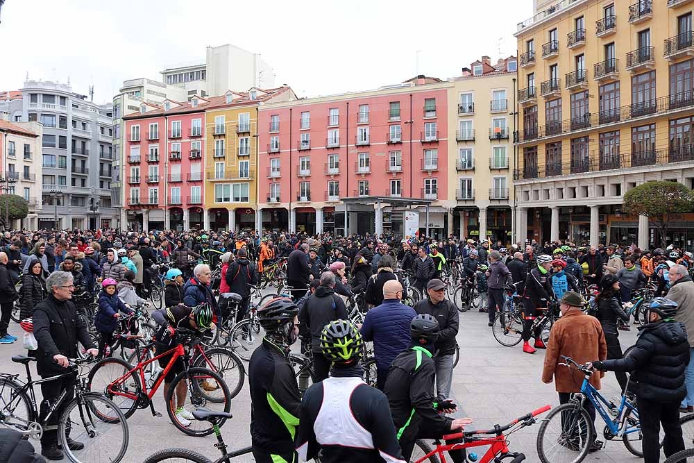 Fotos: Los ciclistas de Burgos han celebrado un funeral por la bici en la Plaza Mayor