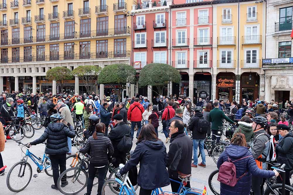 Fotos: Los ciclistas de Burgos han celebrado un funeral por la bici en la Plaza Mayor