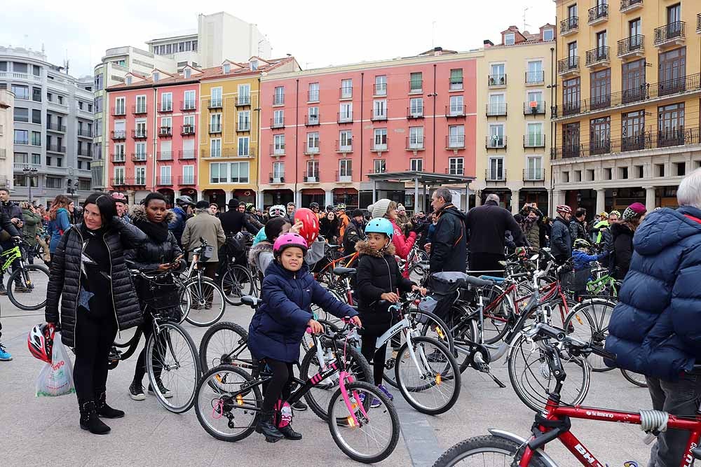 Fotos: Los ciclistas de Burgos han celebrado un funeral por la bici en la Plaza Mayor