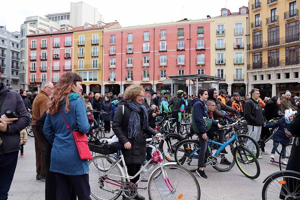 Fotos: Los ciclistas de Burgos han celebrado un funeral por la bici en la Plaza Mayor