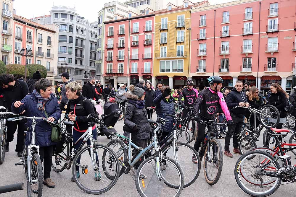 Fotos: Los ciclistas de Burgos han celebrado un funeral por la bici en la Plaza Mayor