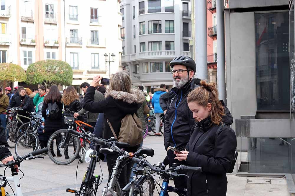 Fotos: Los ciclistas de Burgos han celebrado un funeral por la bici en la Plaza Mayor