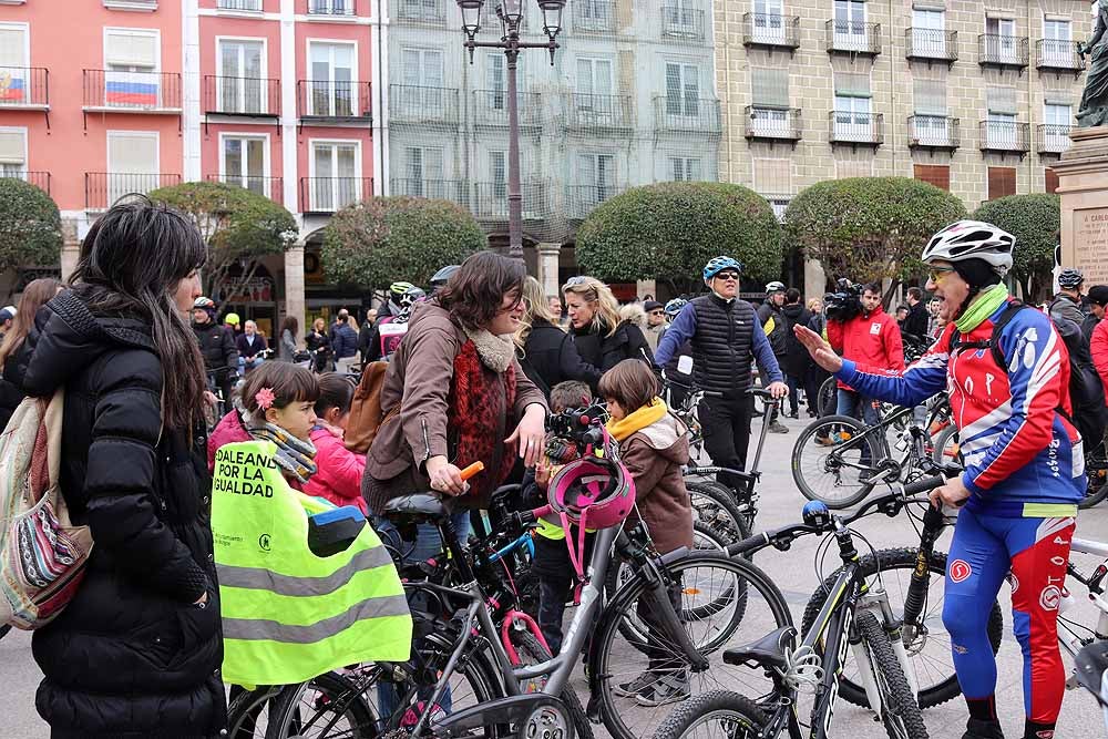 Fotos: Los ciclistas de Burgos han celebrado un funeral por la bici en la Plaza Mayor