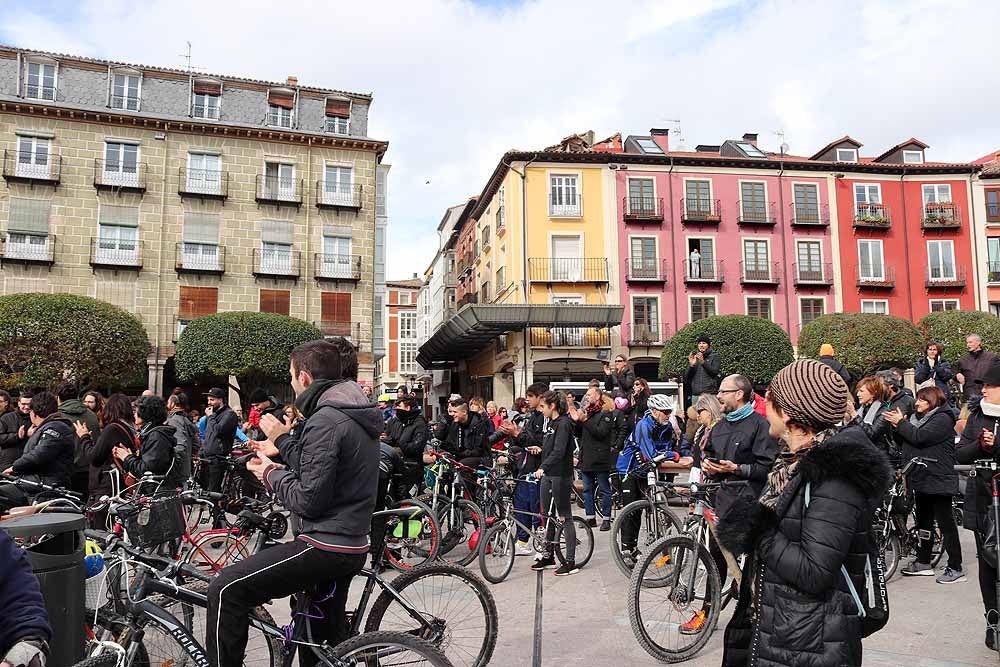 Fotos: Los ciclistas de Burgos han celebrado un funeral por la bici en la Plaza Mayor